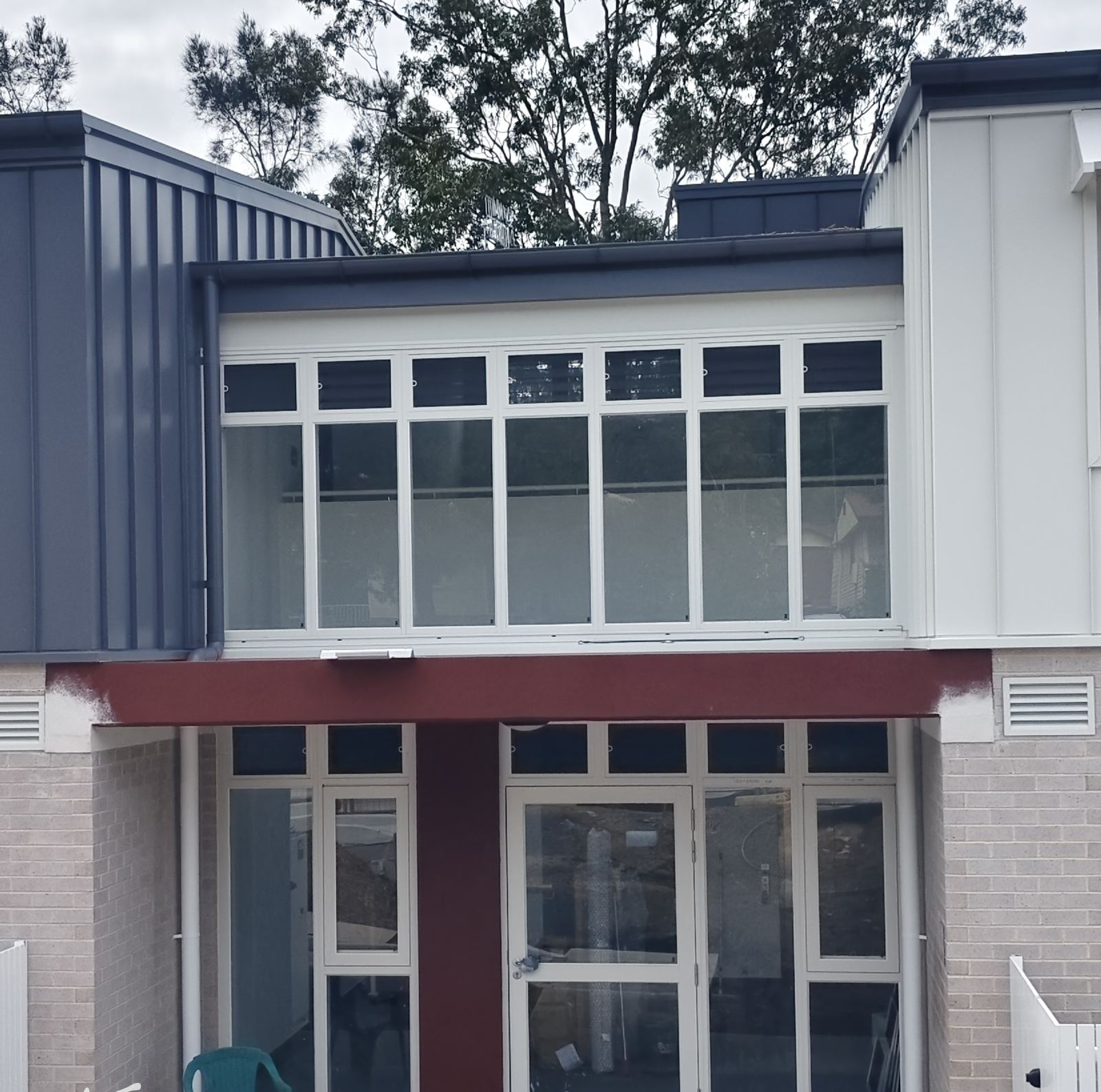 Townhouse with white-framed aluminium windows and doors
